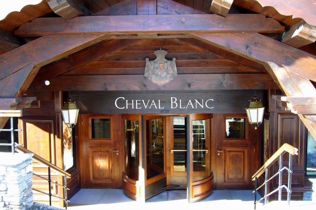 Вход в отель Cheval Blanc